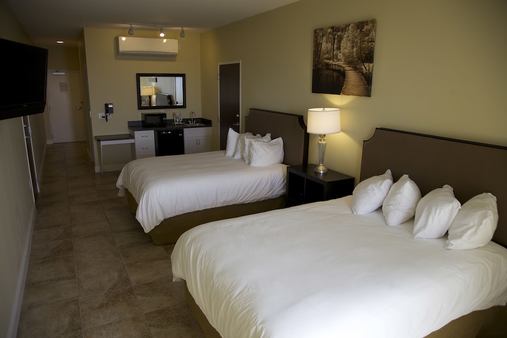 Double Room, Multiple Beds, Lake View (Nonsmoking) photo 2