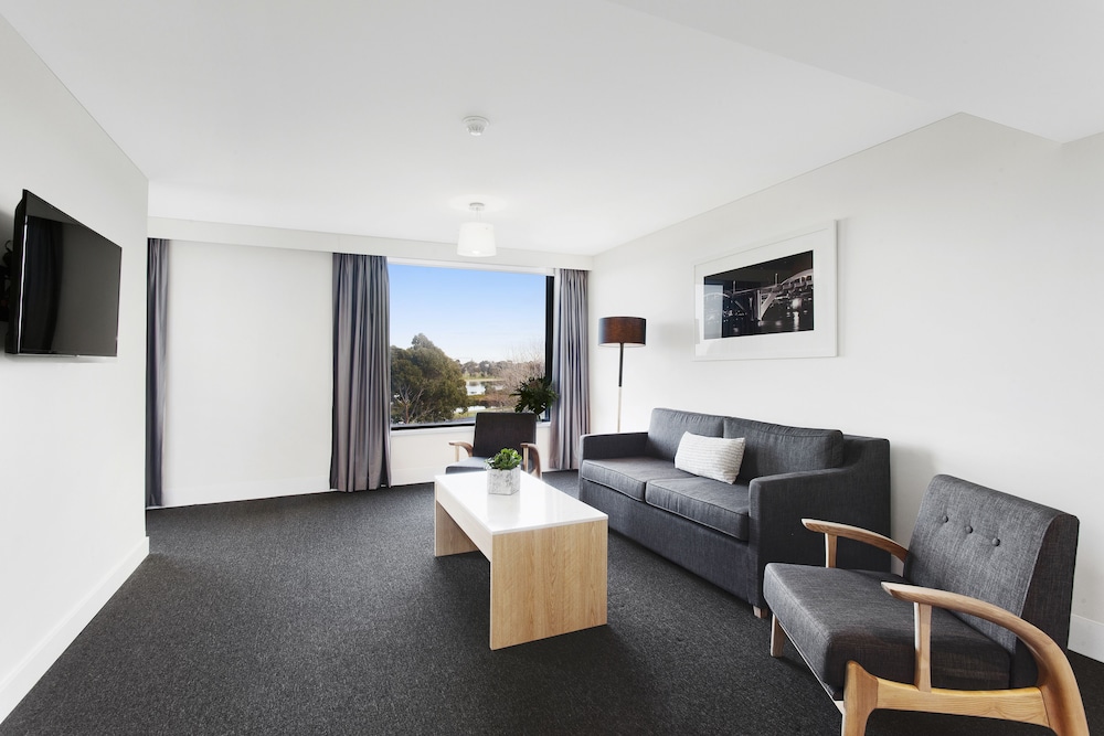 Superior Suite, 1 Bedroom, Lake View - Photo 6