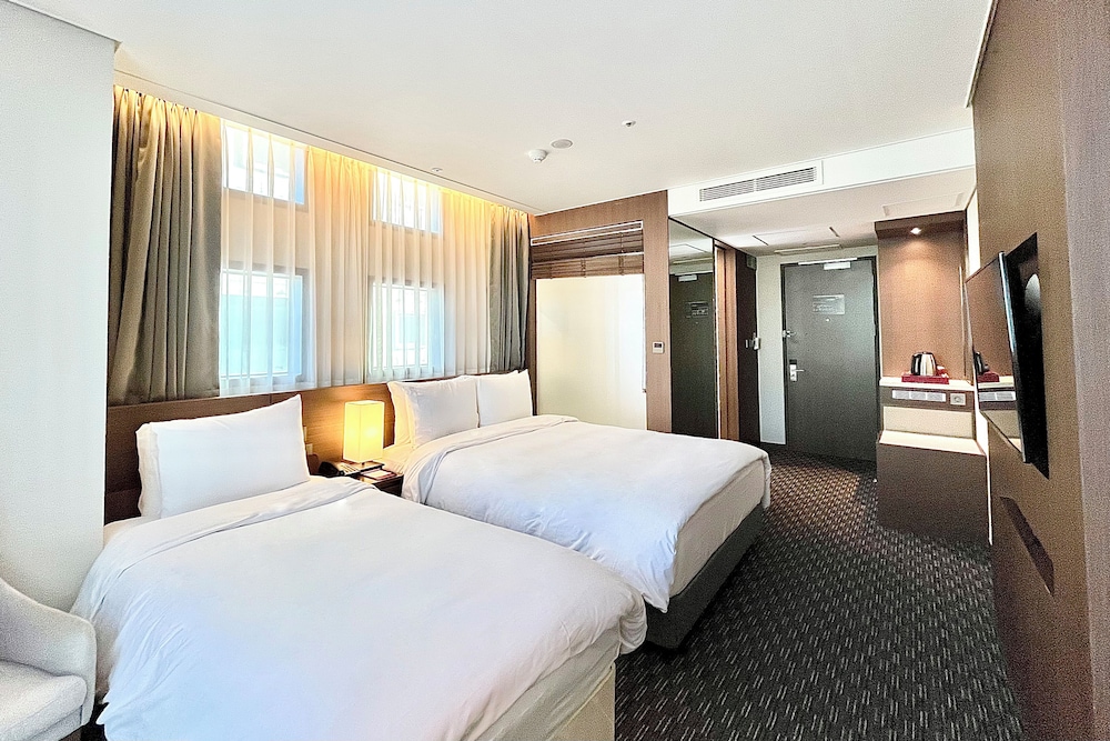 Premium Room, Multiple Beds, Non Smoking - Photo 5