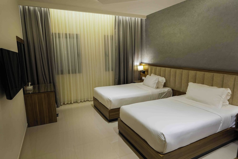 Executive Suite - Photo 15