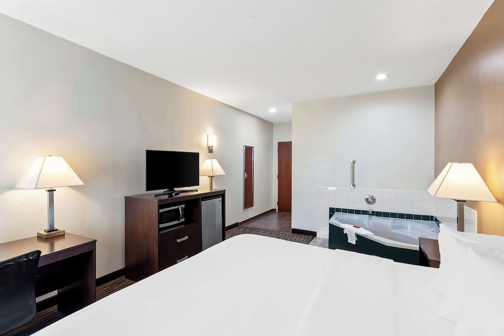 Suite, 1 King Bed, Non Smoking, Jetted Tub - Photo 4