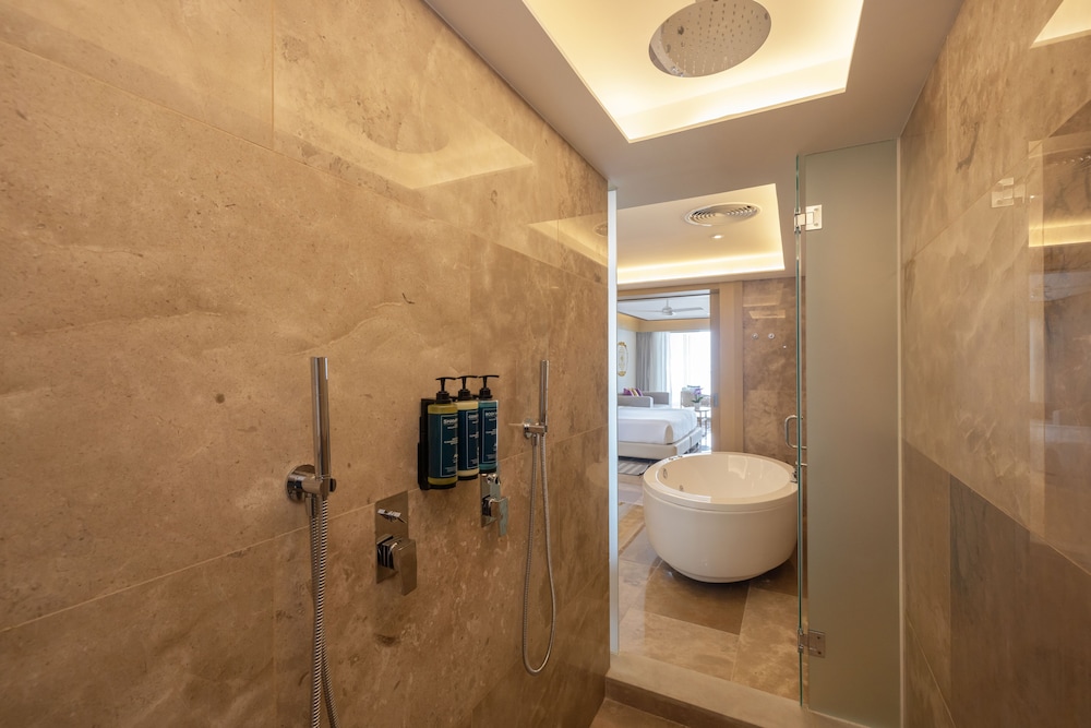 Luxury Chairman Two Bedroom Suite Ocean Front Diamond Club - Photo 12