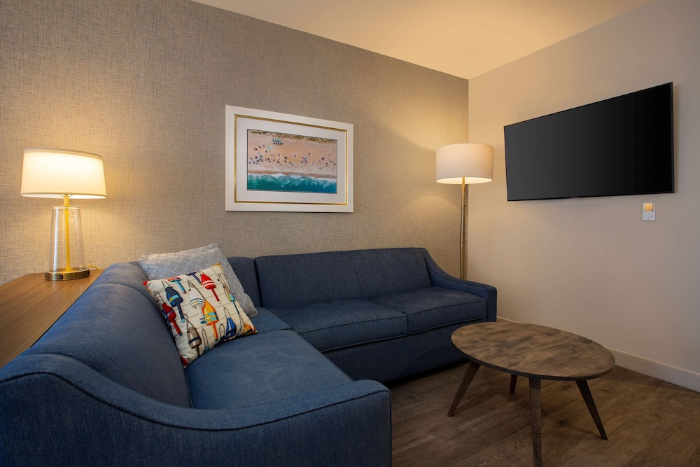 Coastal King JR Suite with Kitchen Hearing Accessible - Photo 7