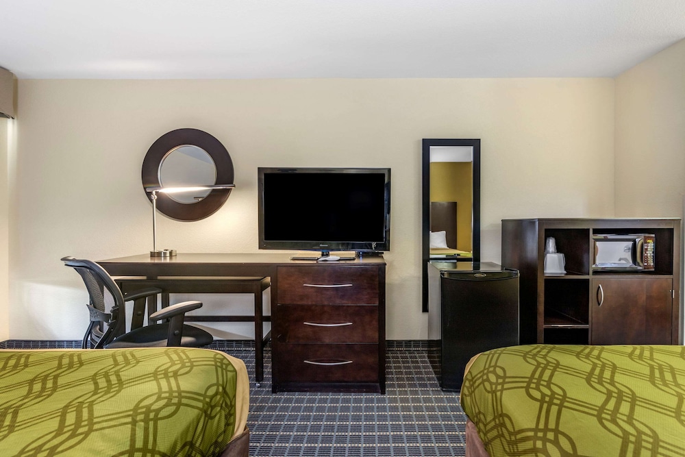 Standard Room, 2 Queen Beds, Non Smoking - Photo 7