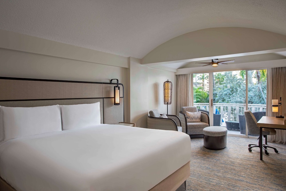 Club Suite, 1 King Bed, Accessible, Balcony (Roll-In Shower)