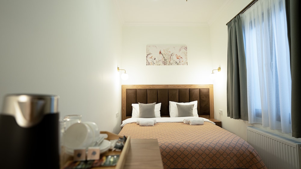 Economy Double Room, 1 Queen Bed - Photo 3