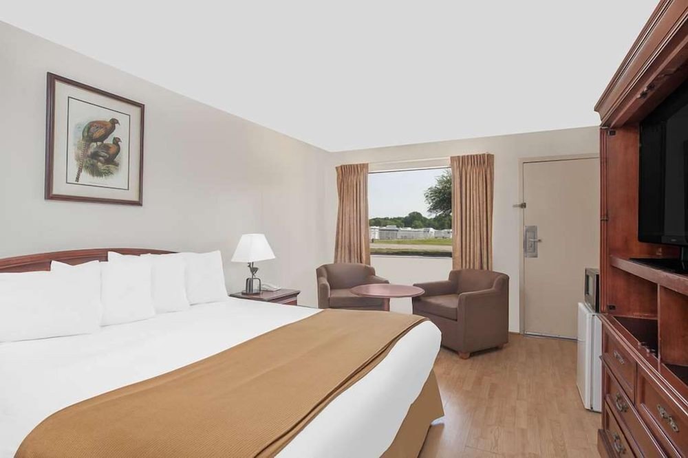 Room, 1 King Bed, Non Smoking photo 2