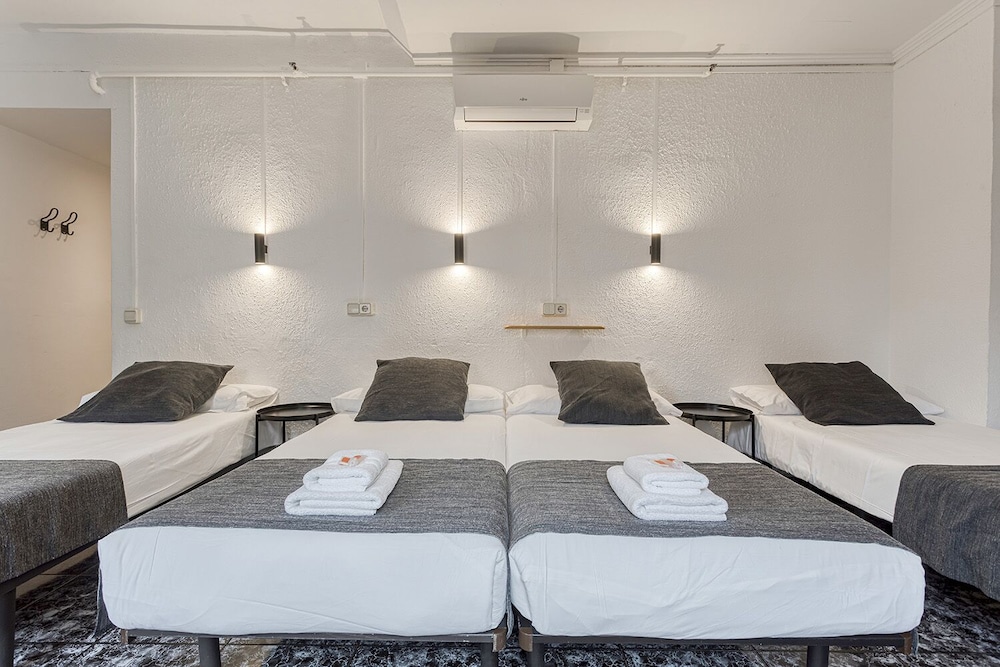 Basic Quadruple Room, Non Smoking, Courtyard View photo 3