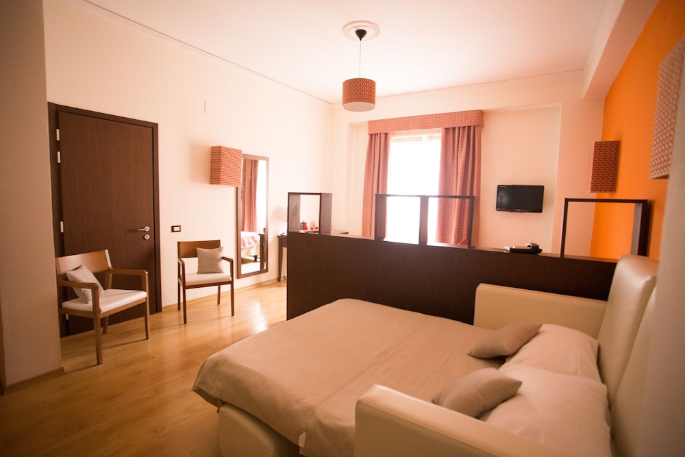 Family Studio Suite, 1 King Bed with Sofa bed, Ensuite photo 1