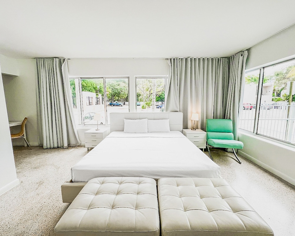 Deluxe Studio, 1 King Bed, Accessible