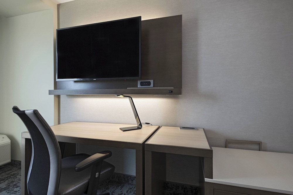Suite, 1 Bedroom - Photo 1