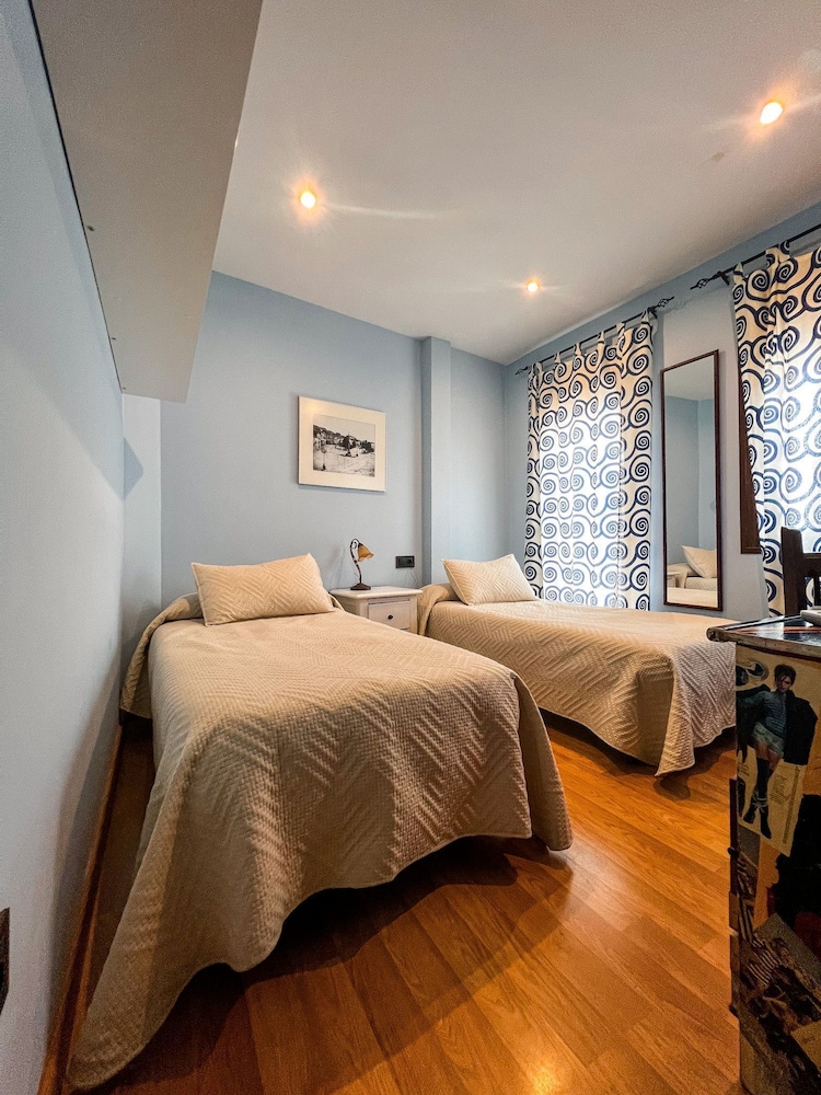 Basic Twin Room, Shared Bathroom