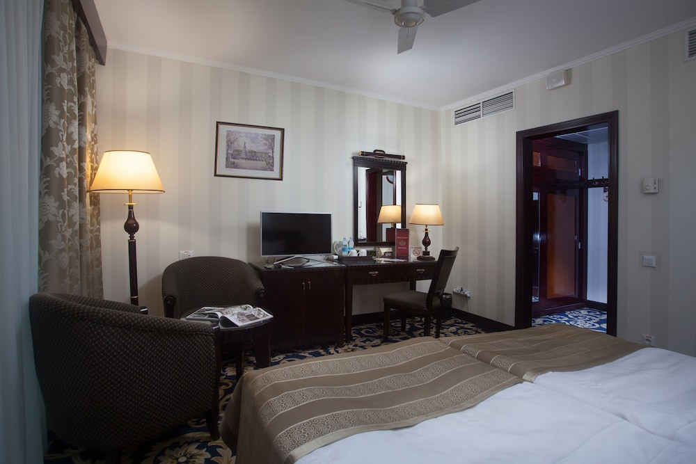 Economy Room, 1 King Bed, Non Smoking, Courtyard View photo 2