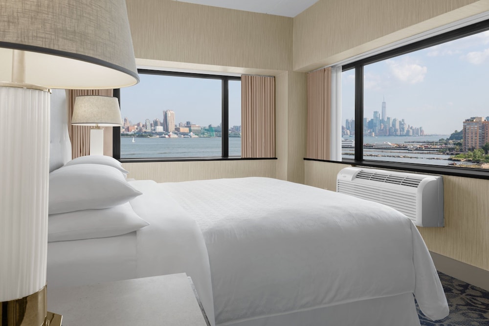 Panoramic Suite, 1 King Bed with Sofa bed (City View) photo 2