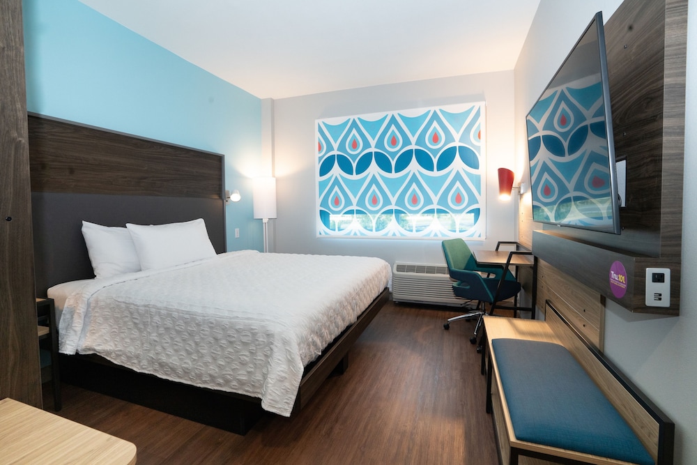 Room, 1 King Bed, Bathtub - Photo 10