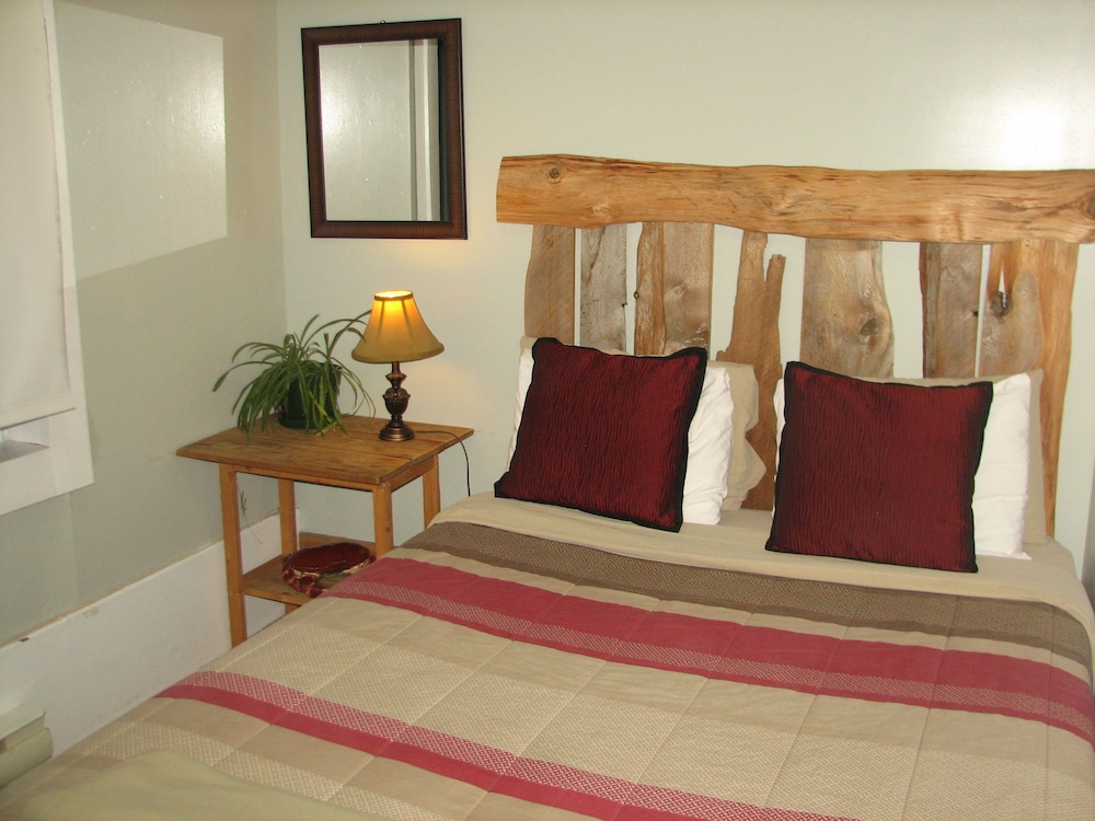 Standard Room, 1 Queen Bed, Shared Bathroom (Cedar) photo 1