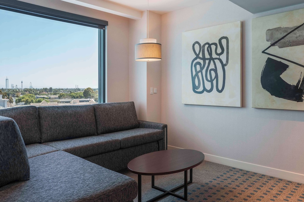 Suite, 1 Bedroom, Pool View - Photo 4