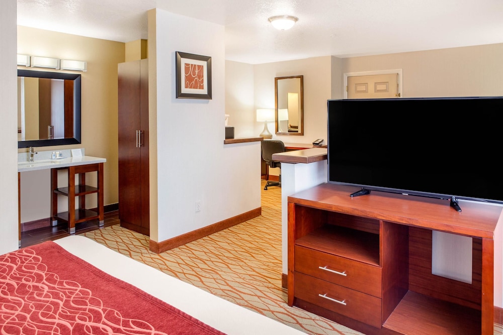 Suite, 1 King Bed, Non Smoking - Photo 2