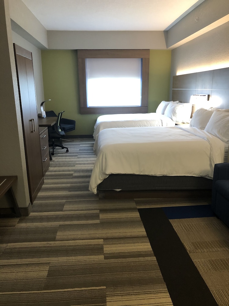 Room, Multiple Beds - Photo 5