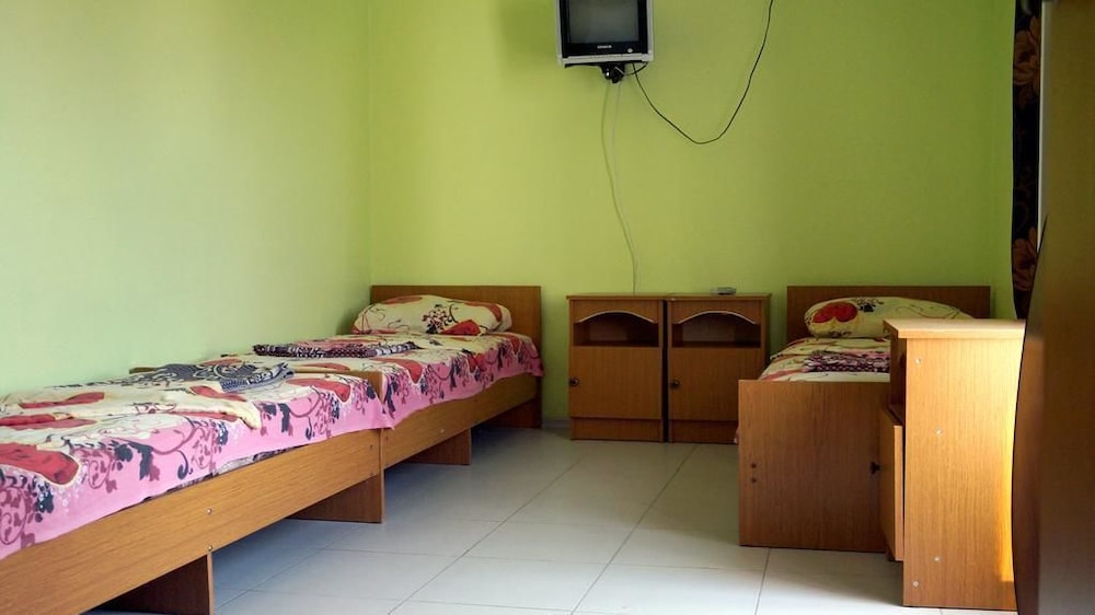 Economy Triple Room, 3 Twin Beds photo 3