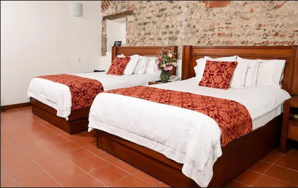 Suite - Photo 1