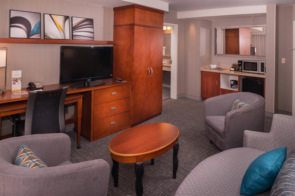 Executive Suite, 1 Bedroom - Photo 1