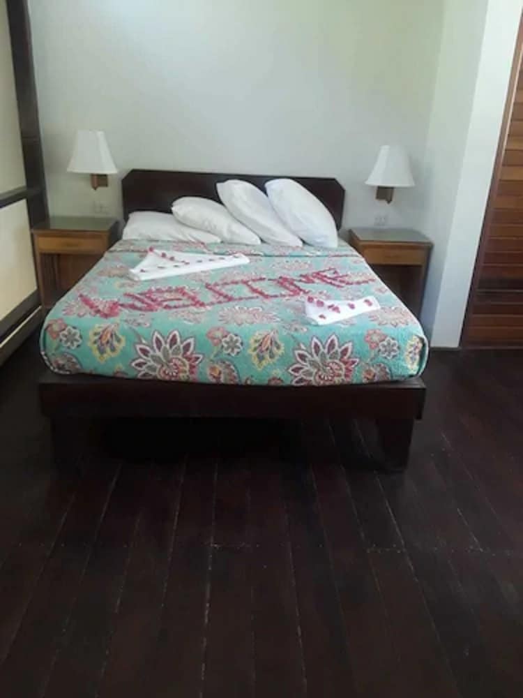 Bed & Sleeping Area