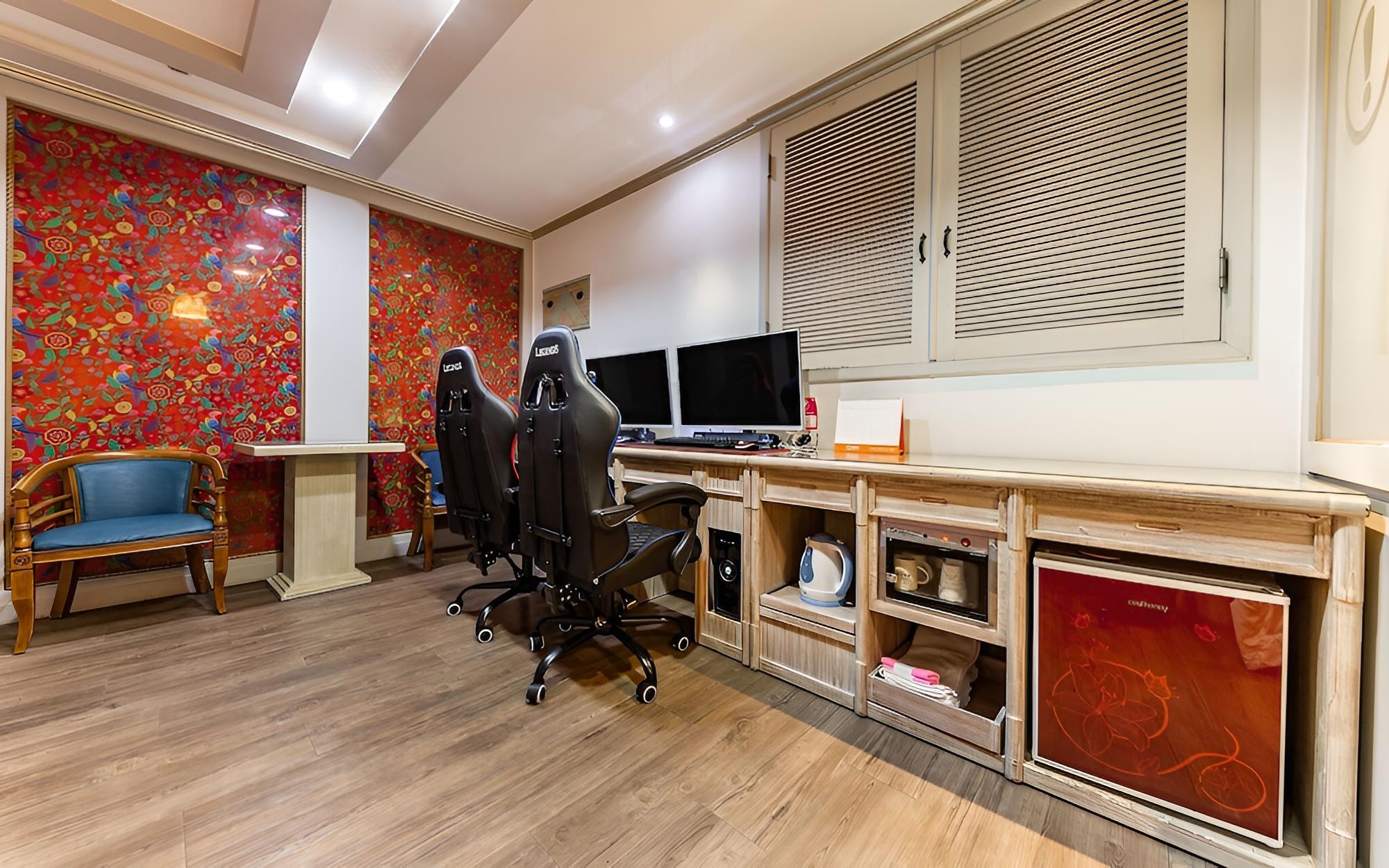 Room (Couple PC Bag Room (Netflix viewing a) photo 2