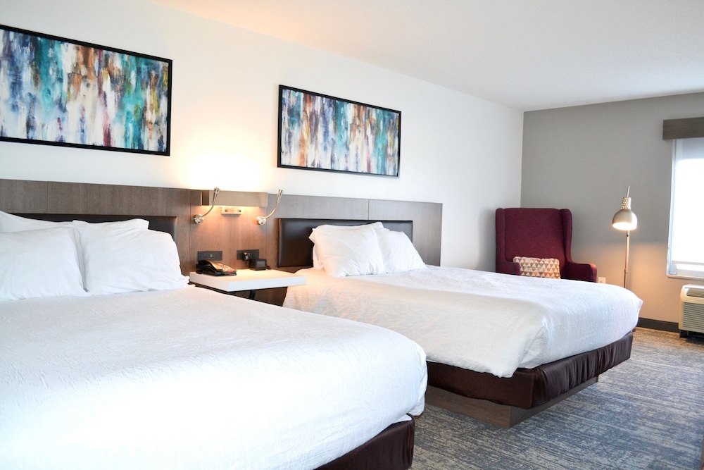 Suite, 2 Queen Beds, Accessible (Mobility & Hearing, Roll-in Shower) - Photo 2