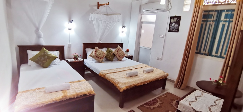 Basic Triple Room, 1 Bedroom, Ensuite, Corner photo 1
