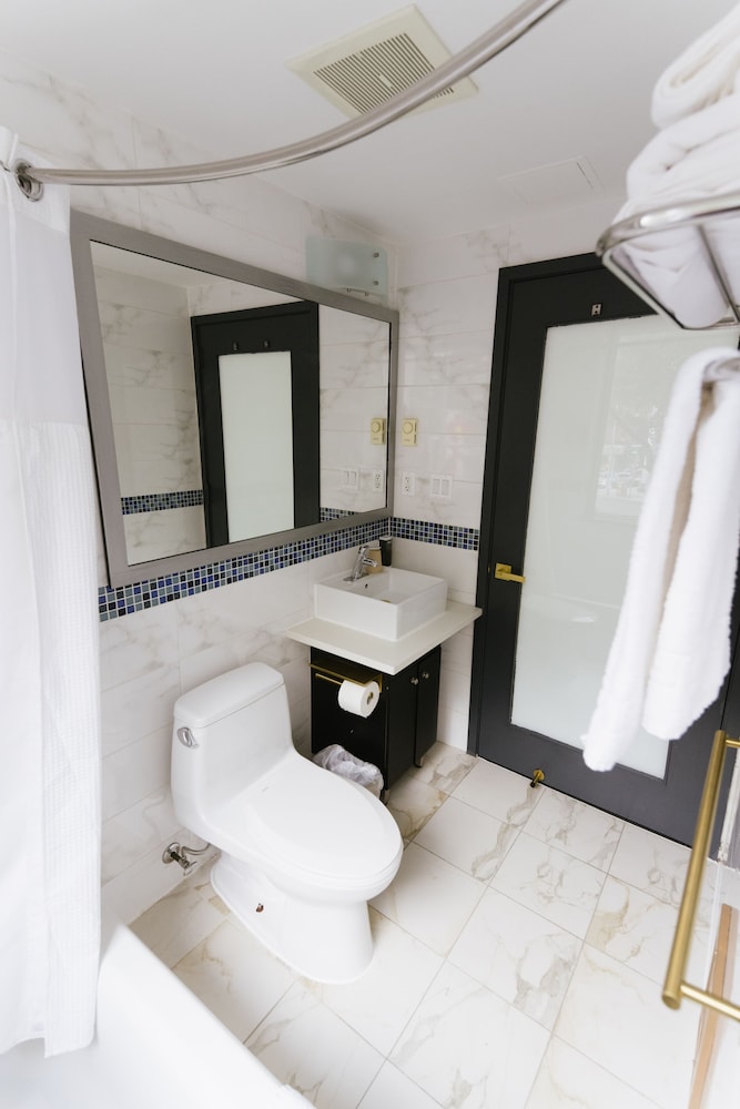 Deluxe Double Beds Room thumbnail 6