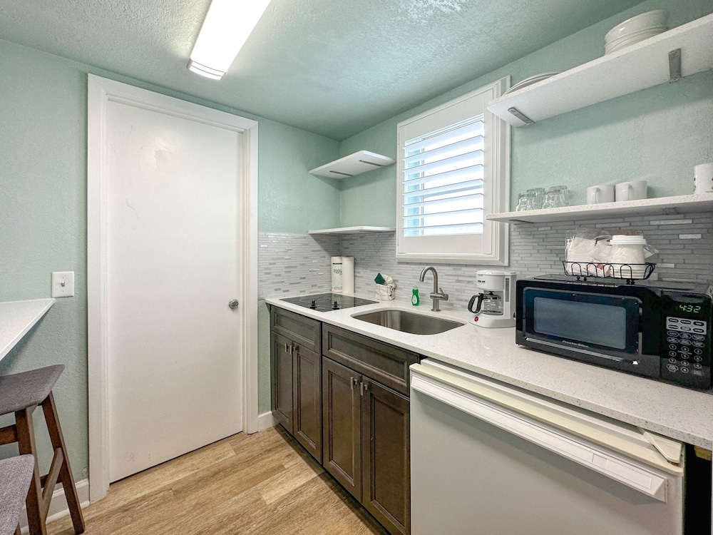 Room, 2 Queen Beds, Kitchenette, Poolside photo 2