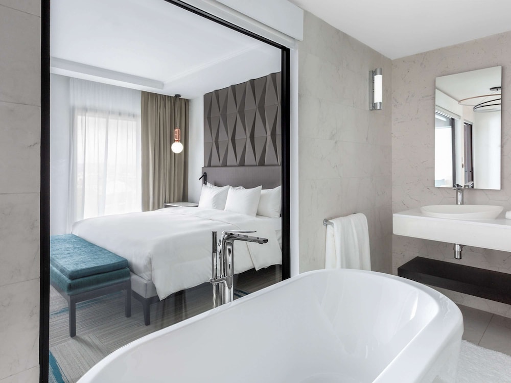 Junior Suite, 1 King Bed - Photo 5