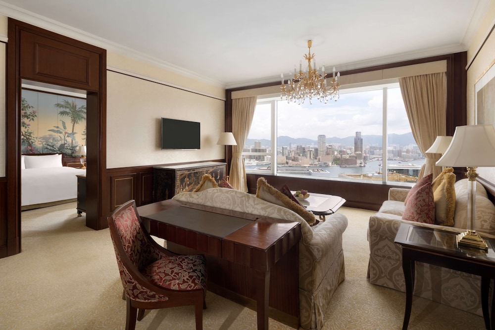 Suite with One King Bed (Non Smoking)