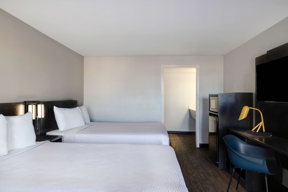 Deluxe Room, 2 Double Beds, Non Smoking, Refrigerator & Microwave - Photo 3