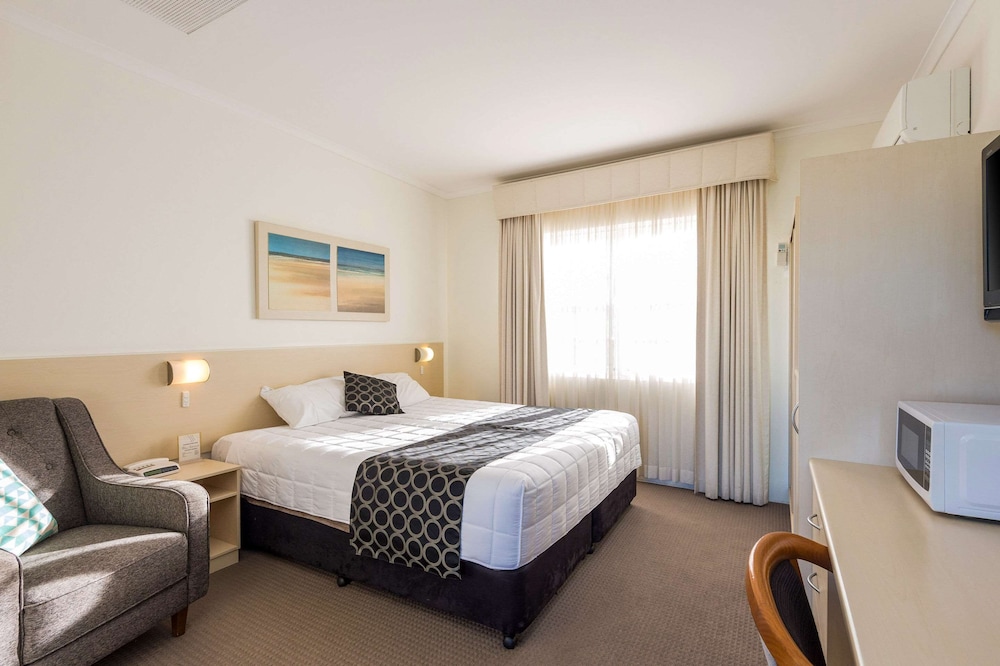 Standard Room, 1 King Bed - Photo 5