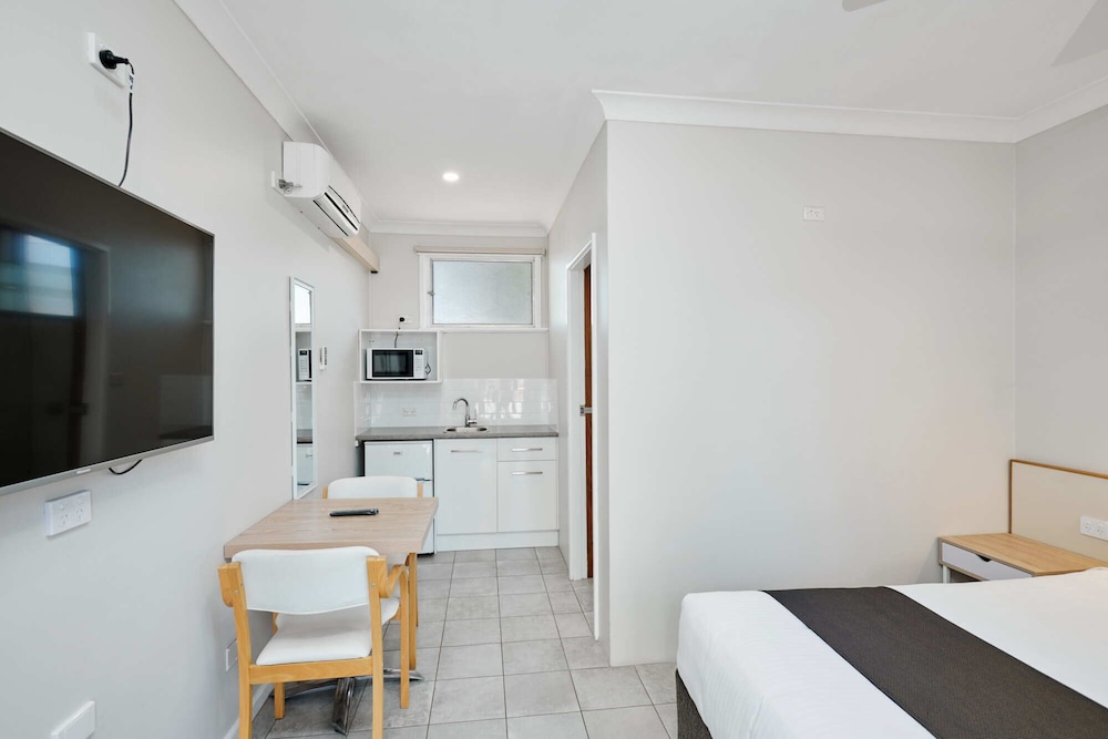 Deluxe Room, 1 Queen Bed, Non Smoking (Pet Friendly) photo 3