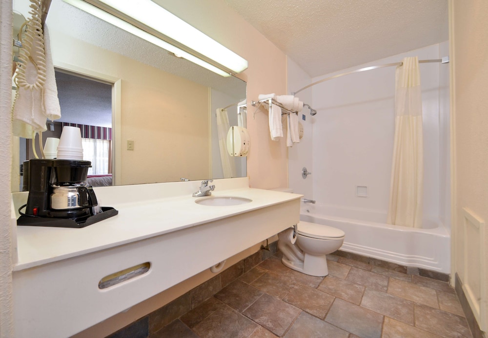 Suite, 1 Queen Bed, Non Smoking, Hot Tub (Jacuzzi) - Photo 8