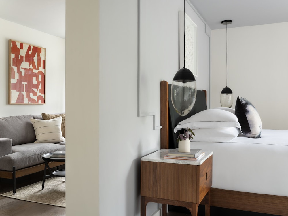 Studio Suite, Corner - Photo 5