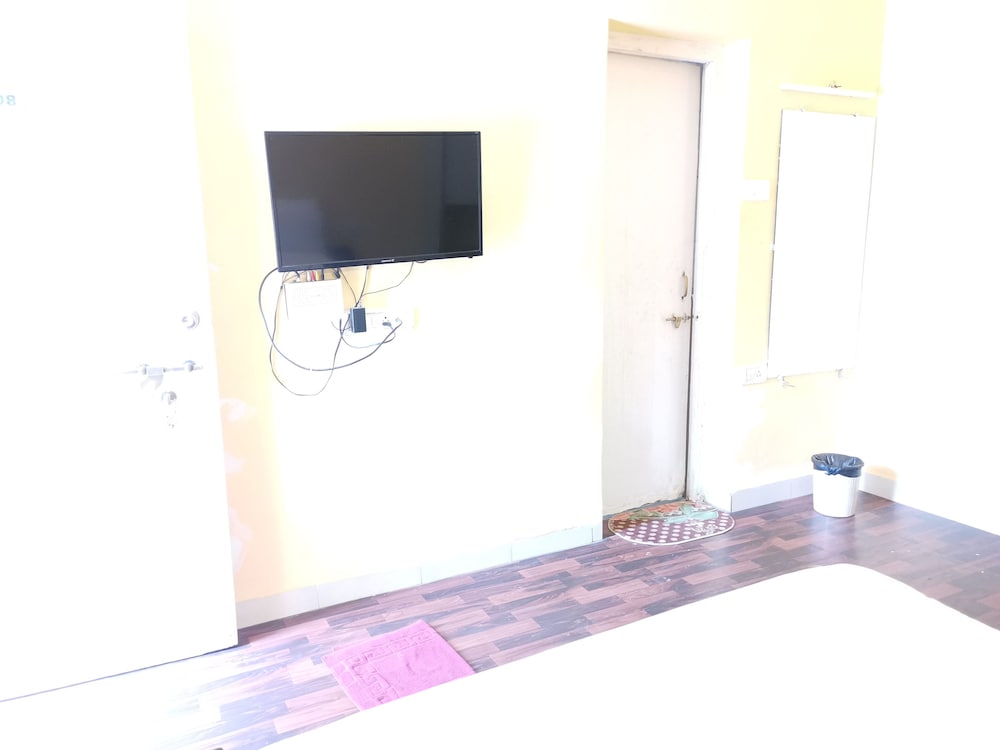deluxe ac room photo 1