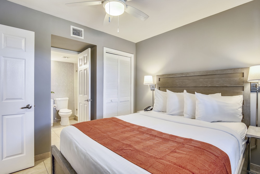 Deluxe Room, 1 Queen Bed with Sofa bed, Ocean View (Signature 1 Bedroom Partial OV Suite) - Photo 1