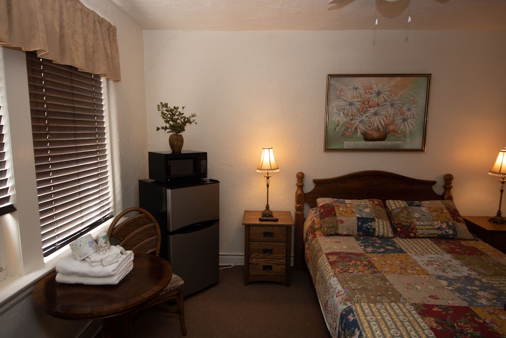 Smoking Full Bed-Private Bathroom