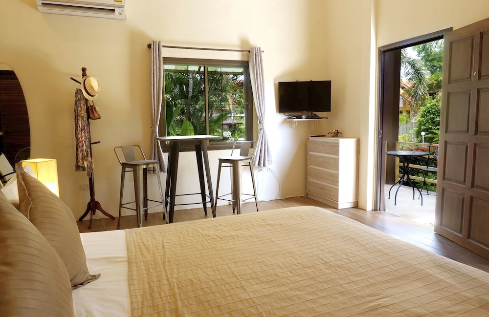 Superior Bungalow, 1 King Bed, Kitchenette, Pool View photo 3