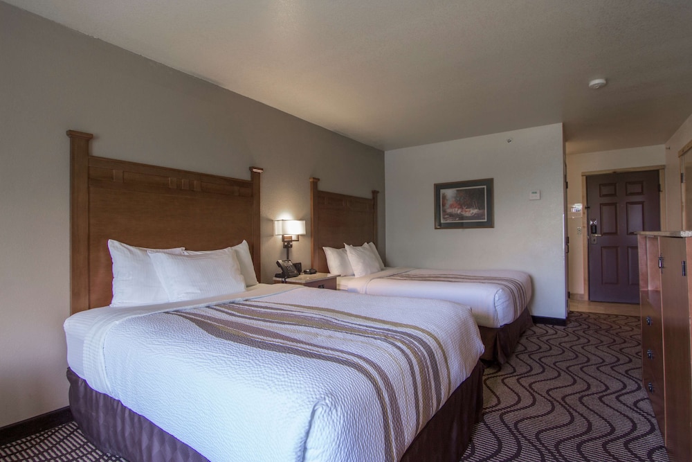 Standard Room, 2 Queen Beds, Refrigerator & Microwave, River View - Photo 2
