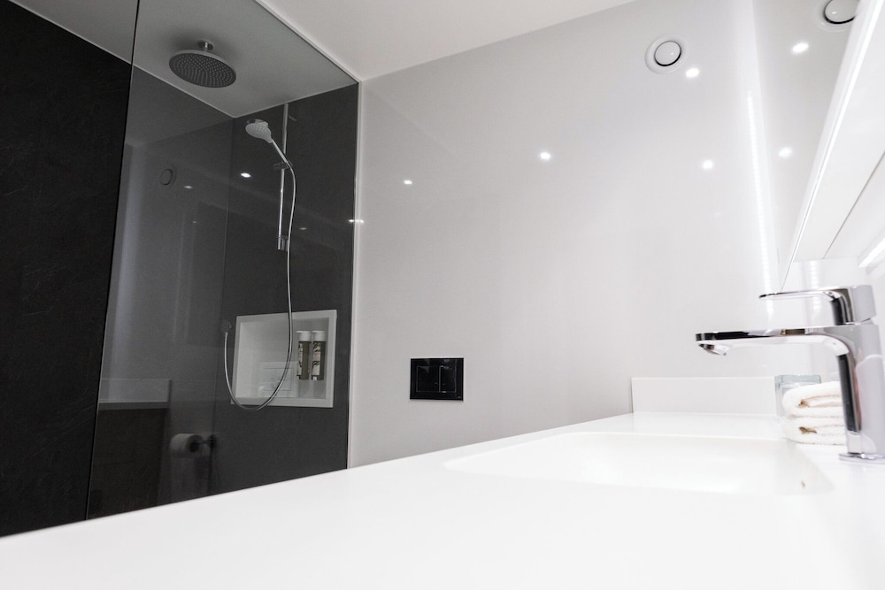 Standard Room, 1 King Bed (Super King) - Photo 7