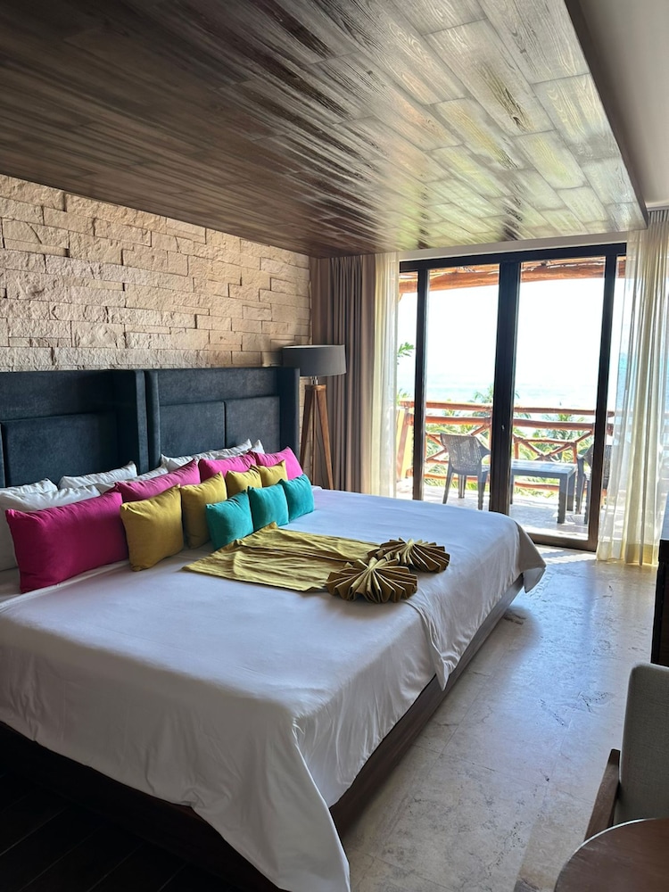 Luxury Junior Suite Extra Large King Bed Ocean View With Balcony