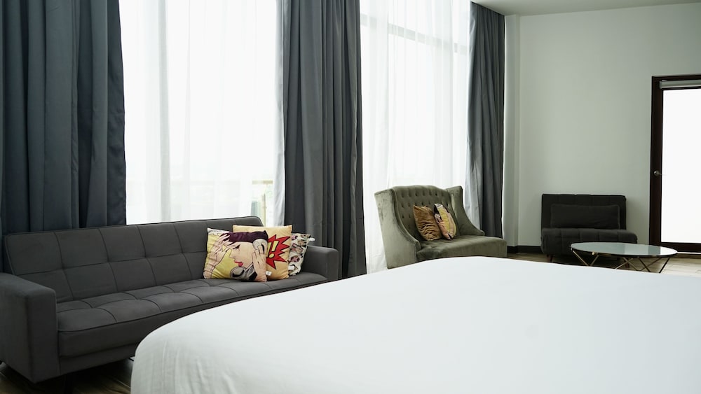 Panoramic Suite, 1 King Bed, Balcony (Urban) photo 3