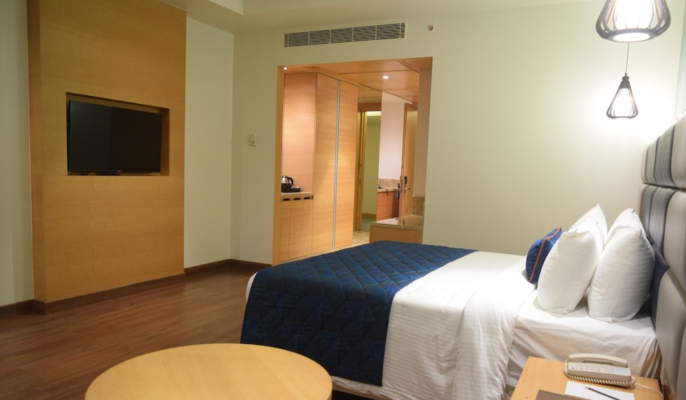 Premium Room, 1 King Bed - Photo 1