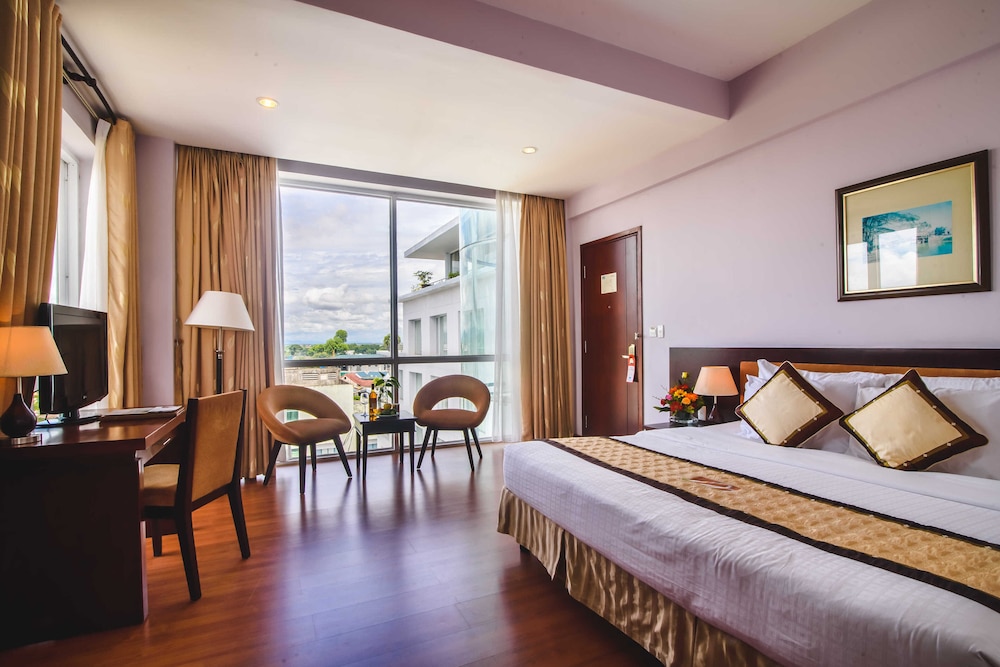 Deluxe Room, Pool View - Photo 4