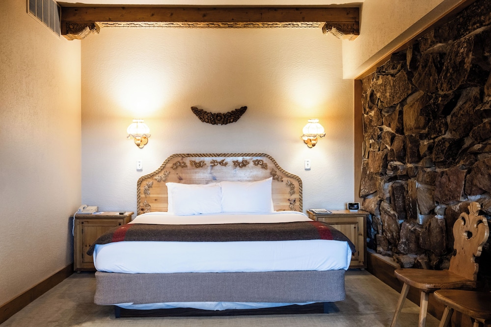Deluxe Room, 1 King Bed photo 1